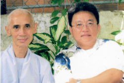 Chắp tay xin thành kính nguyện cầu